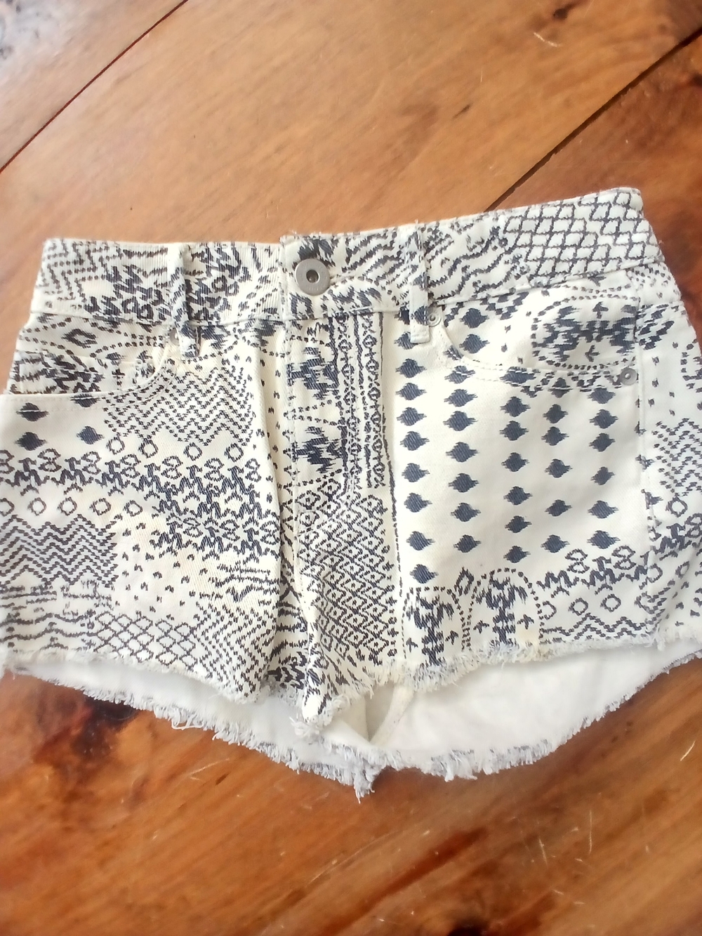 Bullhead denim geometric print Bohemian cut off shorts.  Sz 3
